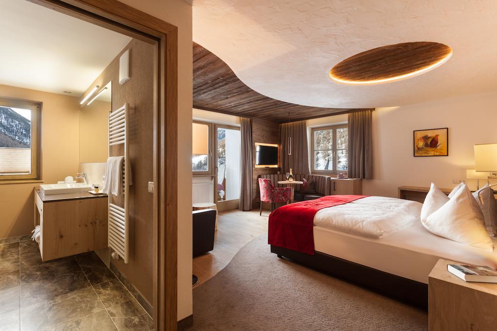 Almhotel Glieshof Malles Venosta Esterno foto